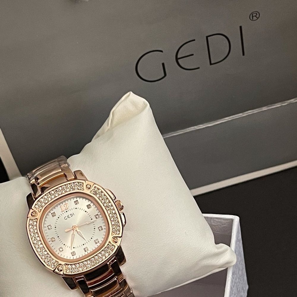 Gedi women’s white peal Diamond wristwatch